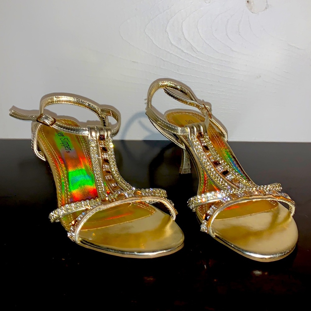 Gold studded strapped sandals 🩴